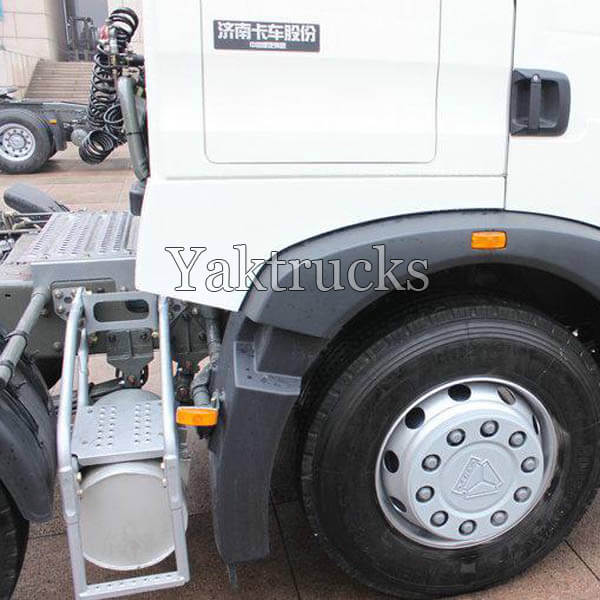Used tractor truck HOWO-T5G 336HP 2013 year 6X2 Euro III