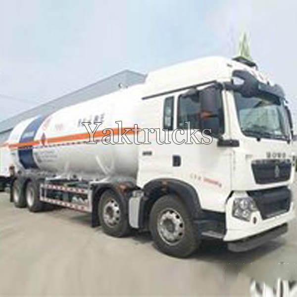 Sinotruk HOWO Chassis  Liquid transport truck 8X4 290 Horsepower