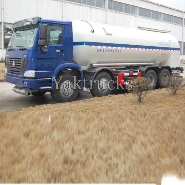 Sinotruk HOWO 320 Horsepower 8X4  Vehicle type chemical liquid transport vehicle